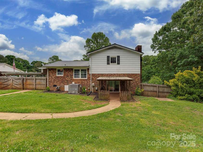 1040 Spring Drive, Gastonia, NC 28052.  MLS# CAR4257444, YatesRealty ID 14712. 