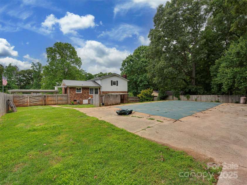1040 Spring Drive, Gastonia, NC 28052.  MLS# CAR4257444, YatesRealty ID 14712. 