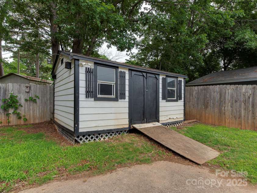 1040 Spring Drive, Gastonia, NC 28052.  MLS# CAR4257444, YatesRealty ID 14712. 