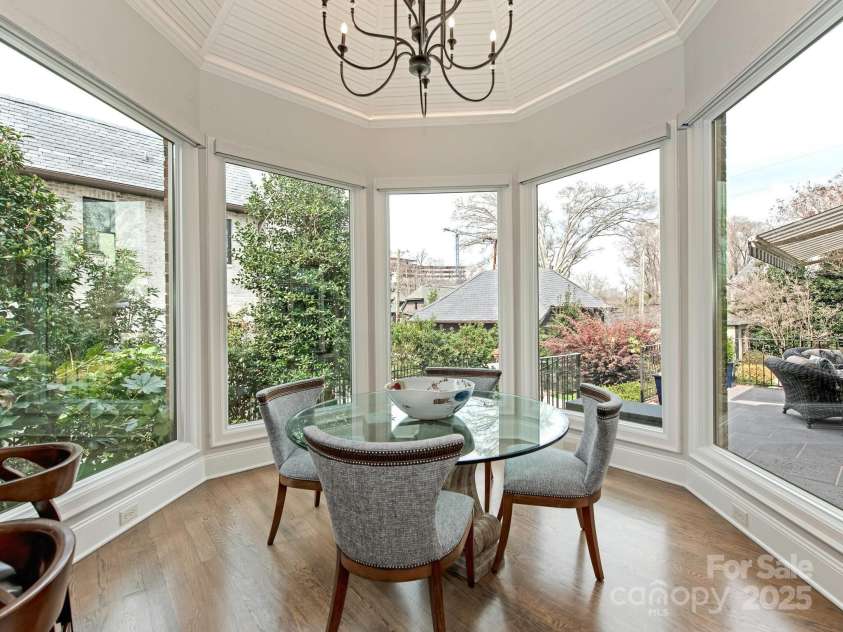 2021 Coniston Place, Charlotte, NC 28207.  MLS# CAR4237058, YatesRealty ID 14713. Casual dining