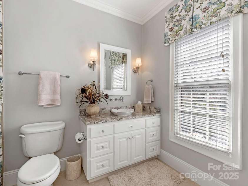 2021 Coniston Place, Charlotte, NC 28207.  MLS# CAR4237058, YatesRealty ID 14713. Full Bath