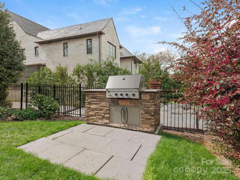 2021 Coniston Place, Charlotte, NC 28207.  MLS# CAR4237058, YatesRealty ID 14713. Grilling station