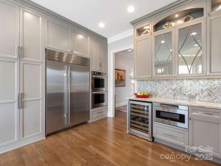 2021 Coniston Place, Charlotte, NC 28207.  MLS# CAR4237058, YatesRealty ID 14713. Kitchen