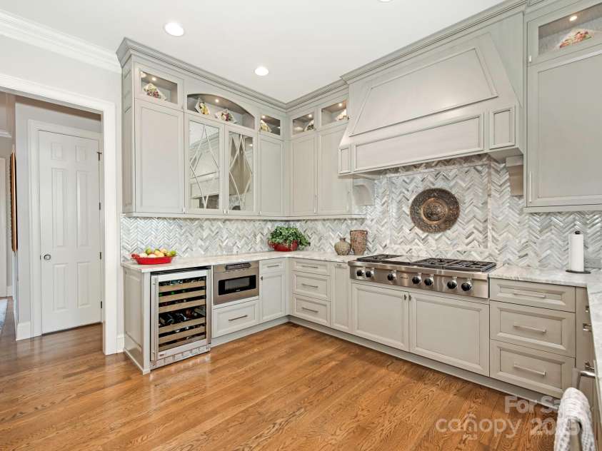 2021 Coniston Place, Charlotte, NC 28207.  MLS# CAR4237058, YatesRealty ID 14713. Kitchen