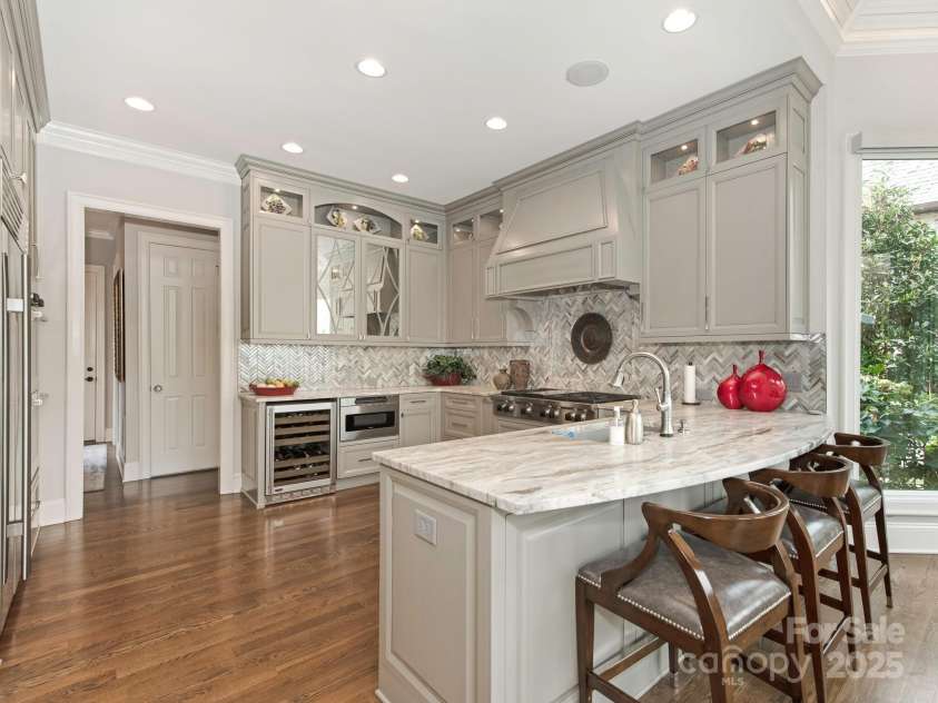 2021 Coniston Place, Charlotte, NC 28207.  MLS# CAR4237058, YatesRealty ID 14713. Kitchen