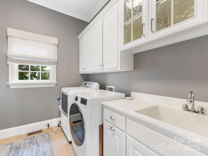 2021 Coniston Place, Charlotte, NC 28207.  MLS# CAR4237058, YatesRealty ID 14713. Laundry Room