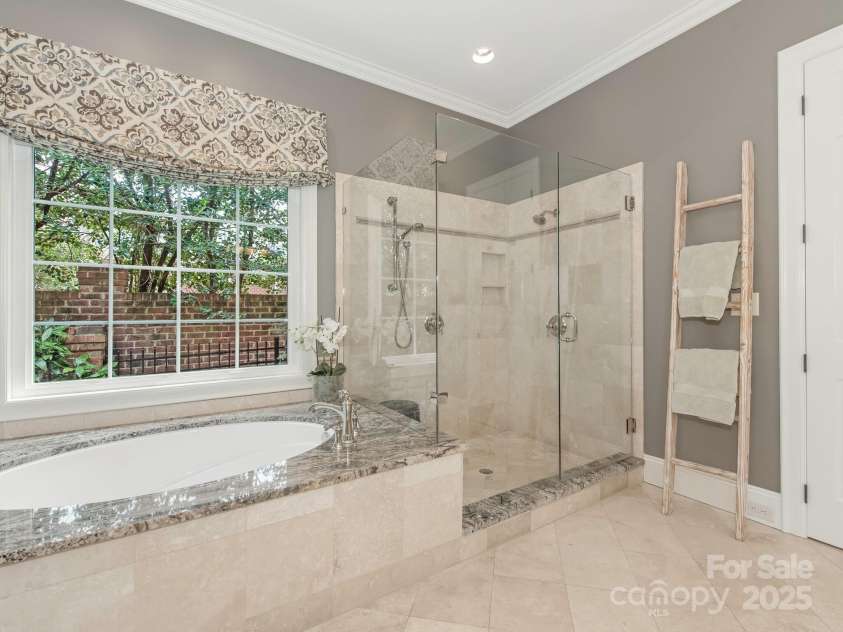 2021 Coniston Place, Charlotte, NC 28207.  MLS# CAR4237058, YatesRealty ID 14713. Primary Bath