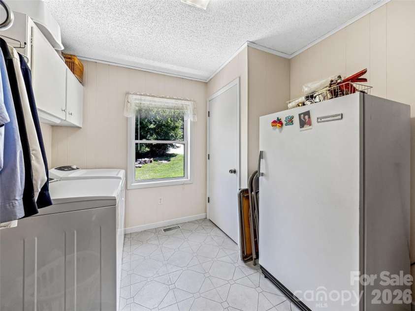 29 Tall Oaks Road, Candler, NC 28715.  MLS# CAR4333653, YatesRealty ID 14716. Main level oversized Wash Room