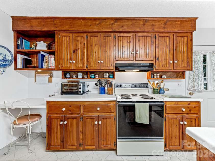 29 Tall Oaks Road, Candler, NC 28715.  MLS# CAR4333653, YatesRealty ID 14716. Solid wood cupboards with built-ins & cubbies