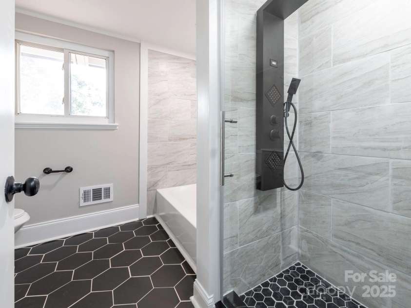 5426 Milford Road, Charlotte, NC 28210.  MLS# CAR4237264, YatesRealty ID 14716. Bathroom