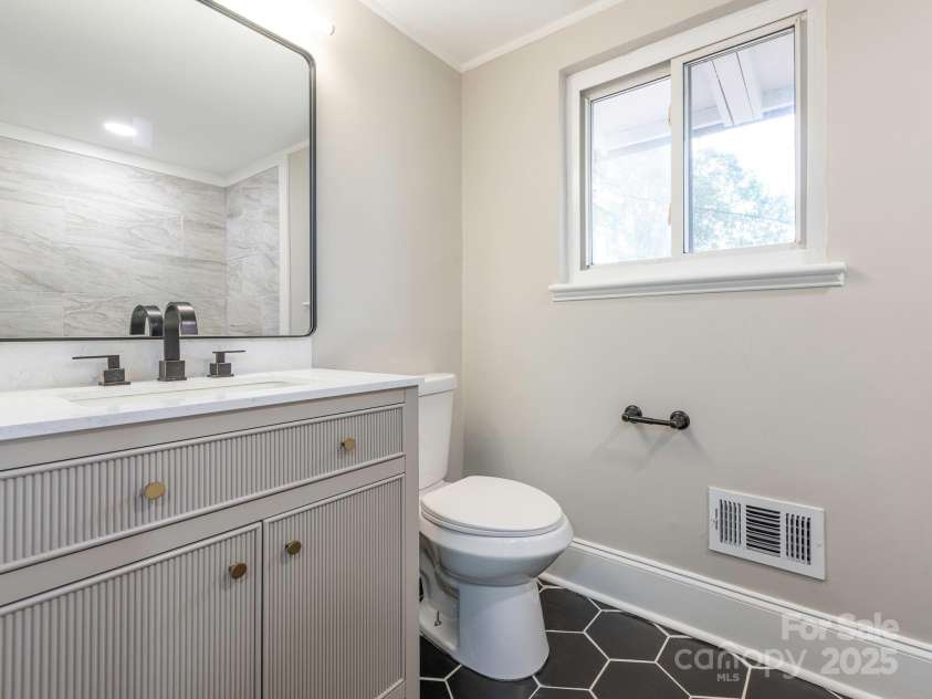 5426 Milford Road, Charlotte, NC 28210.  MLS# CAR4237264, YatesRealty ID 14716. Bathroom