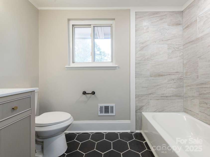 5426 Milford Road, Charlotte, NC 28210.  MLS# CAR4237264, YatesRealty ID 14716. Bathroom