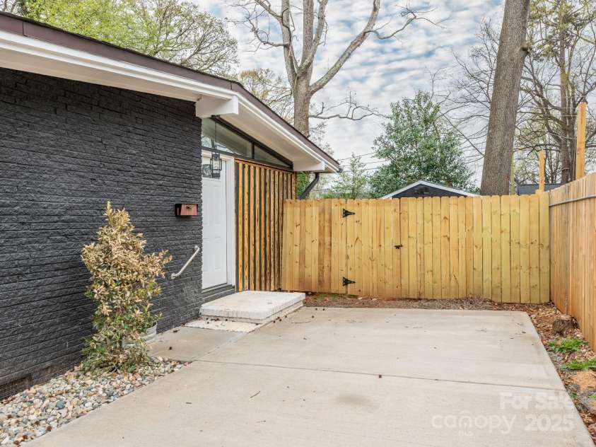 5426 Milford Road, Charlotte, NC 28210.  MLS# CAR4237264, YatesRealty ID 14716. Driveway