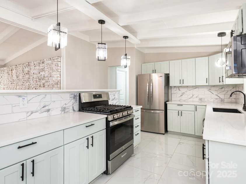 5426 Milford Road, Charlotte, NC 28210.  MLS# CAR4237264, YatesRealty ID 14716. Kitchen