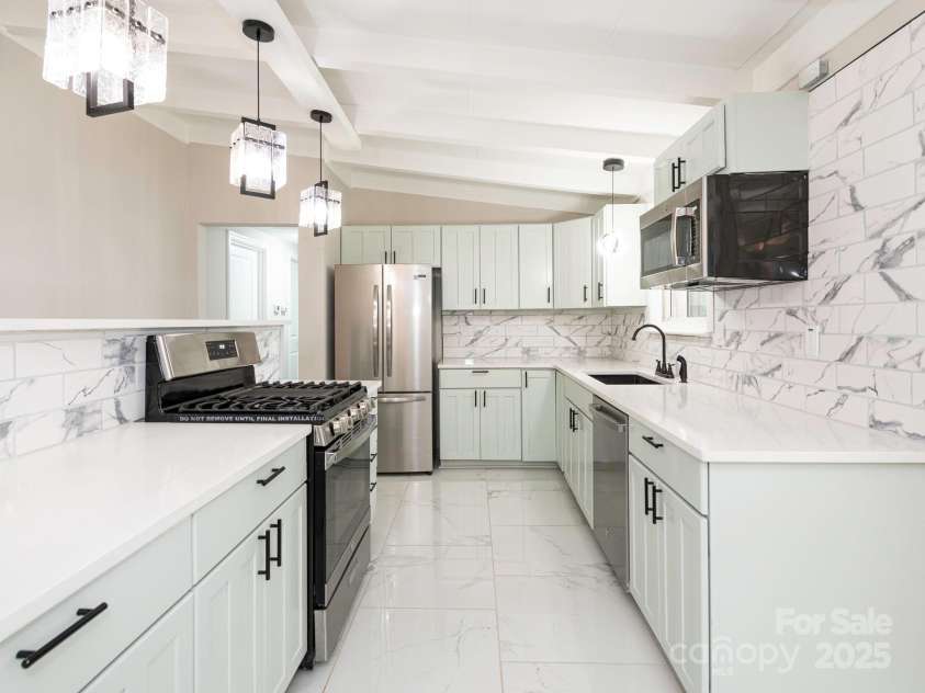 5426 Milford Road, Charlotte, NC 28210.  MLS# CAR4237264, YatesRealty ID 14716. Kitchen
