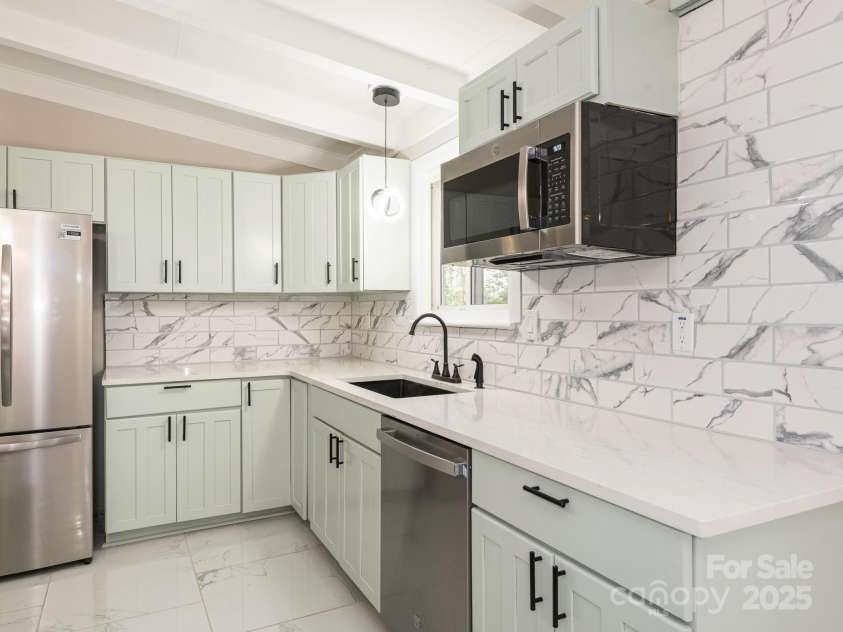 5426 Milford Road, Charlotte, NC 28210.  MLS# CAR4237264, YatesRealty ID 14716. Kitchen