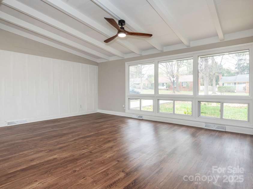 5426 Milford Road, Charlotte, NC 28210.  MLS# CAR4237264, YatesRealty ID 14716. Living Room