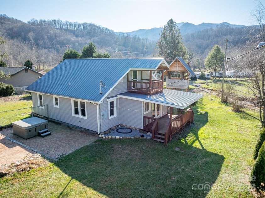 31 Black Branch Road, Canton, NC 28716.  MLS# CAR4208487, YatesRealty ID 14718. 