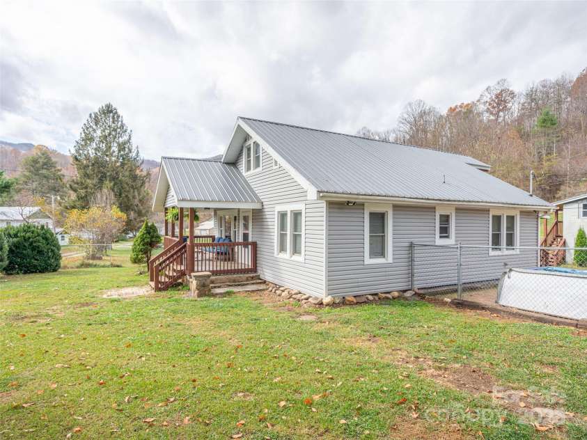 31 Black Branch Road, Canton, NC 28716.  MLS# CAR4208487, YatesRealty ID 14718. 