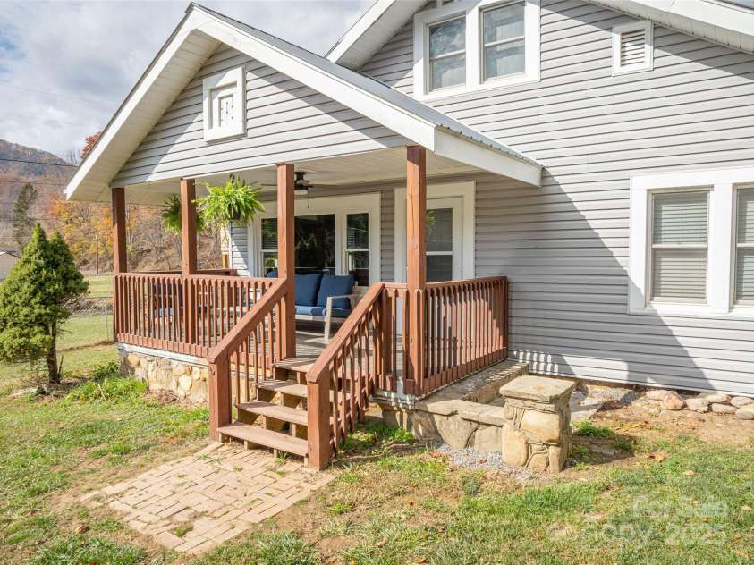 31 Black Branch Road, Canton, NC 28716.  MLS# CAR4208487, YatesRealty ID 14718. 