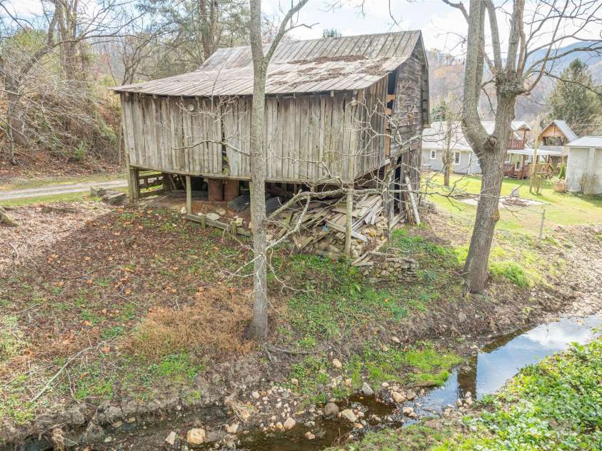 31 Black Branch Road, Canton, NC 28716.  MLS# CAR4208487, YatesRealty ID 14718. 