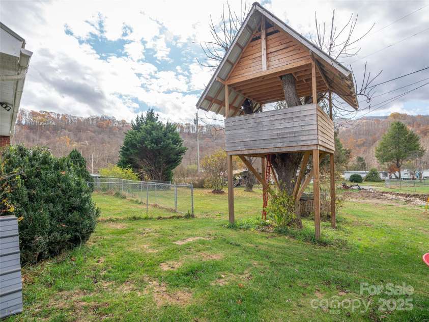 31 Black Branch Road, Canton, NC 28716.  MLS# CAR4208487, YatesRealty ID 14718. This tree house has two levels too!