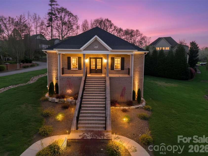 444 19th Avenue Circle, Hickory, NC 28601.  MLS# CAR4187456, YatesRealty ID 14718. 