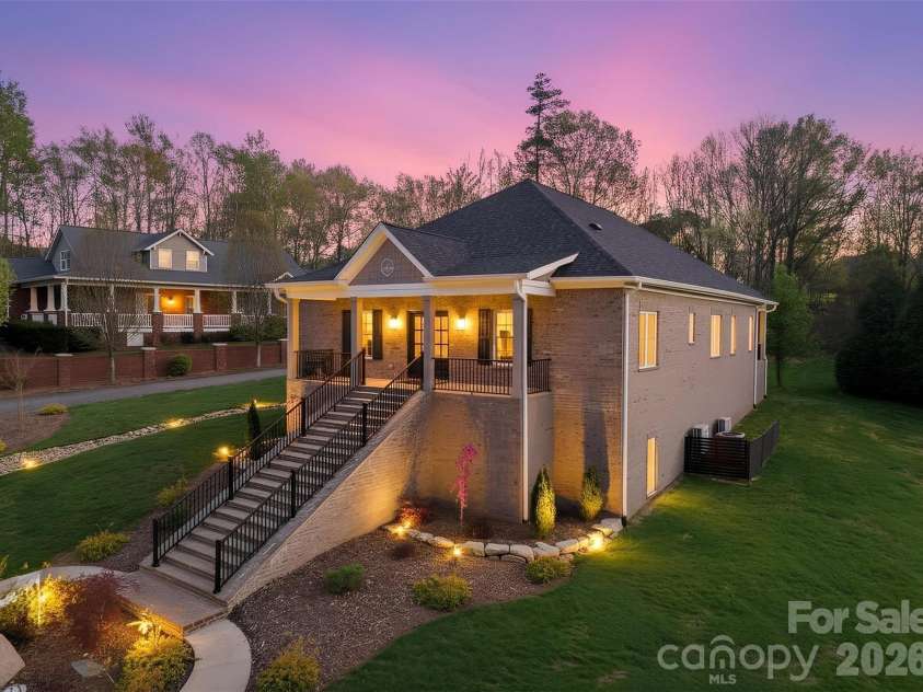 444 19th Avenue Circle, Hickory, NC 28601.  MLS# CAR4187456, YatesRealty ID 14718. 