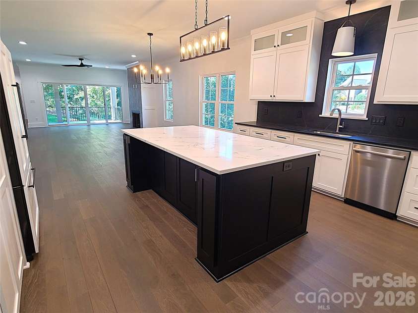 444 19th Avenue Circle, Hickory, NC 28601.  MLS# CAR4187456, YatesRealty ID 14718. 