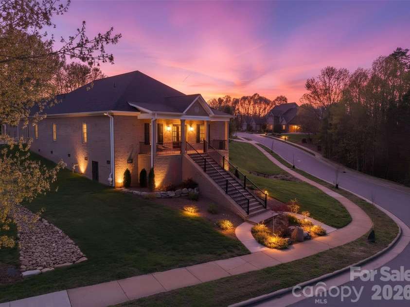 444 19th Avenue Circle, Hickory, NC 28601.  MLS# CAR4187456, YatesRealty ID 14718. 