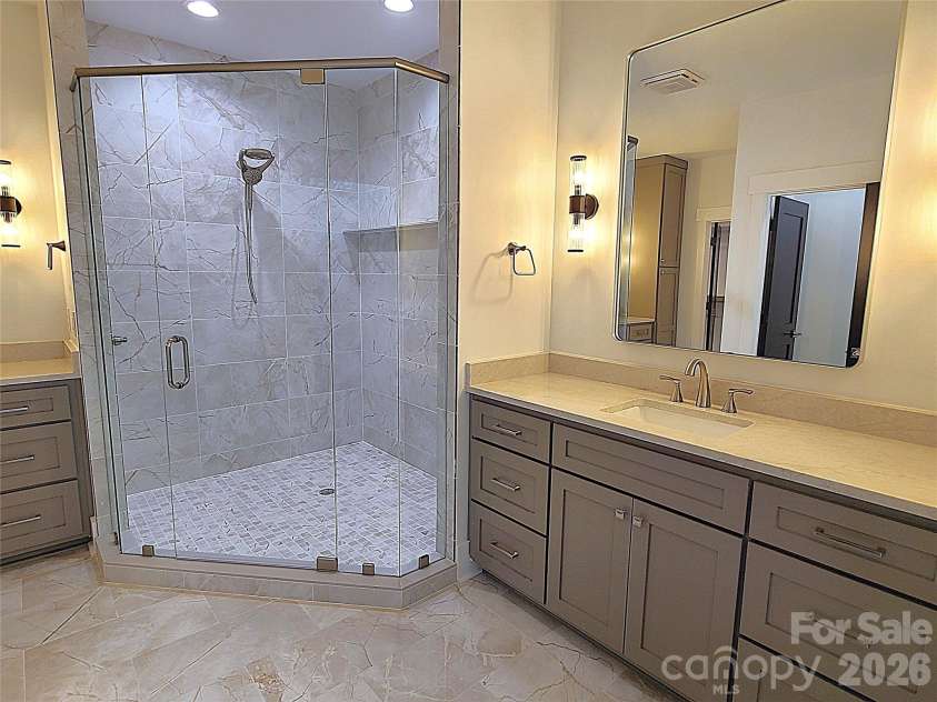 444 19th Avenue Circle, Hickory, NC 28601.  MLS# CAR4187456, YatesRealty ID 14718. Primary bath