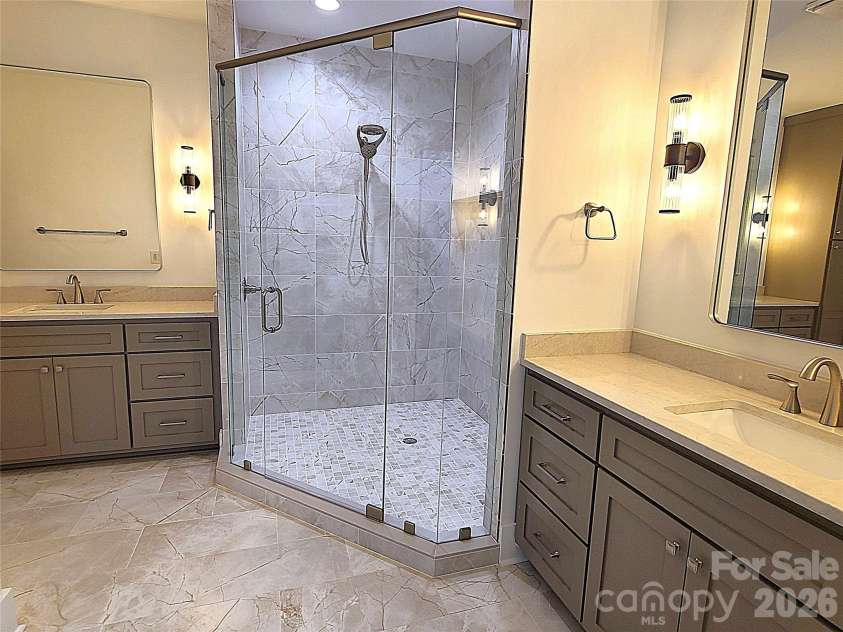 444 19th Avenue Circle, Hickory, NC 28601.  MLS# CAR4187456, YatesRealty ID 14718. Primary bath