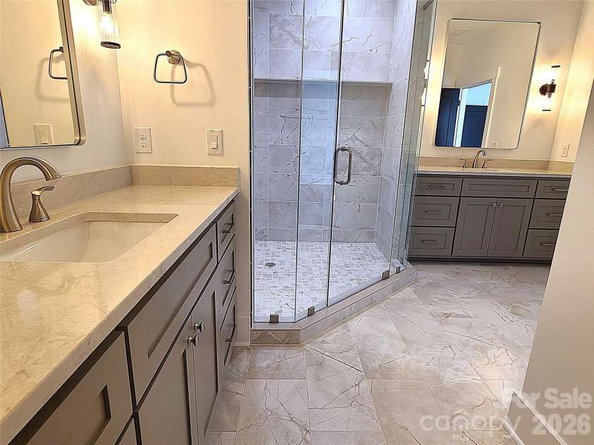 444 19th Avenue Circle, Hickory, NC 28601.  MLS# CAR4187456, YatesRealty ID 14718. Primary bath