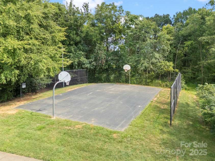 17240 Georgian Hall Drive, Charlotte, NC 28277.  MLS# CAR4296135, YatesRealty ID 1472. Community Basketball courts