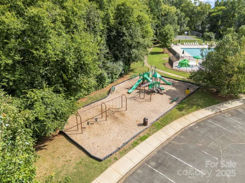 17240 Georgian Hall Drive, Charlotte, NC 28277.  MLS# CAR4296135, YatesRealty ID 1472. Community playground