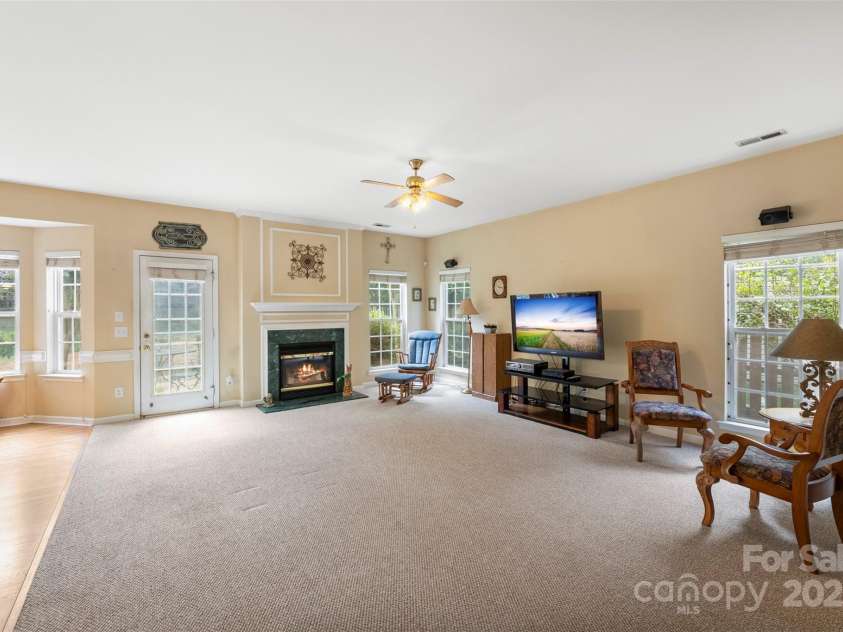 17240 Georgian Hall Drive, Charlotte, NC 28277.  MLS# CAR4296135, YatesRealty ID 1472. New carpet