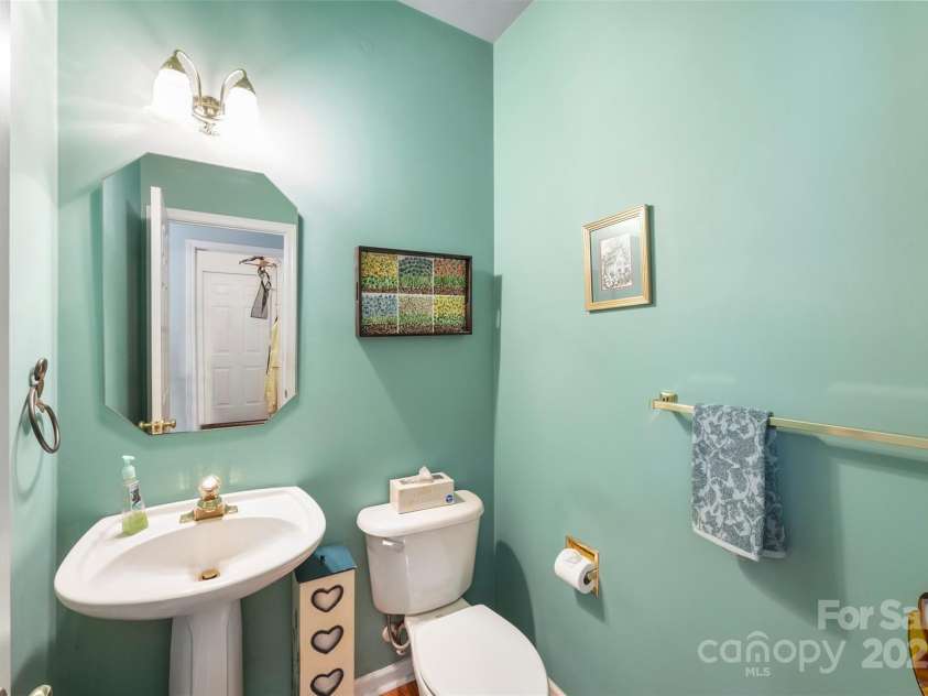 17240 Georgian Hall Drive, Charlotte, NC 28277.  MLS# CAR4296135, YatesRealty ID 1472. Powder room on main