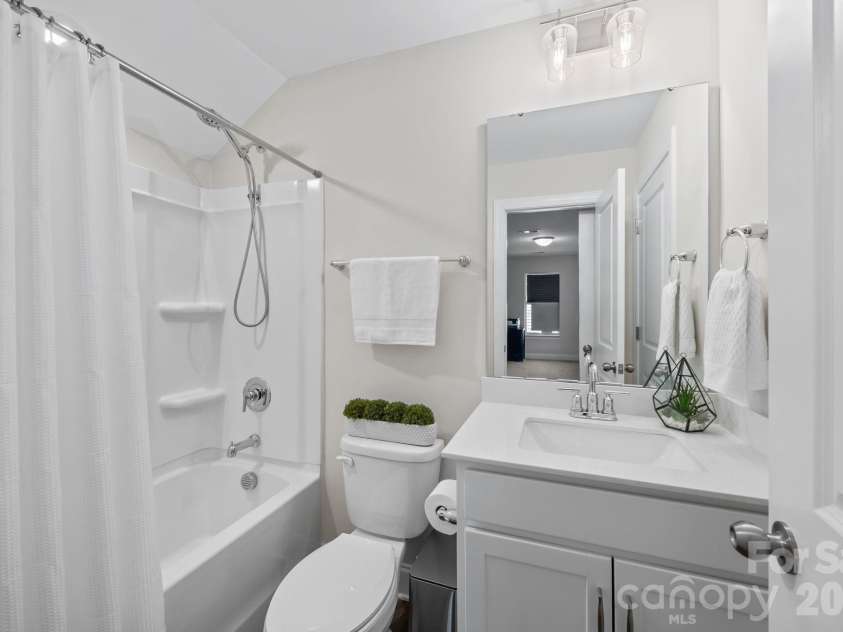154 Cotton Field Drive, Statesville, NC 28677.  MLS# CAR4358774, YatesRealty ID 14724. 3 Floor bathroom