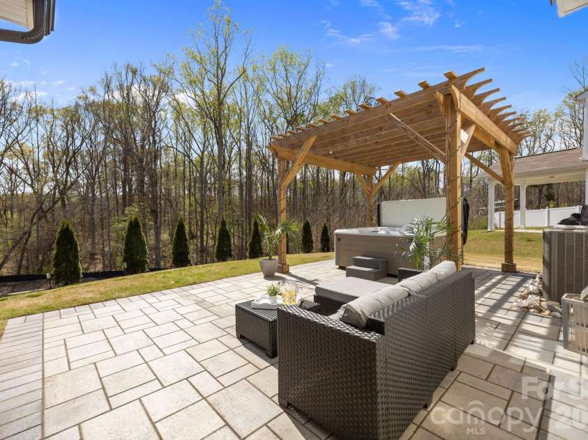 154 Cotton Field Drive, Statesville, NC 28677.  MLS# CAR4358774, YatesRealty ID 14724. 