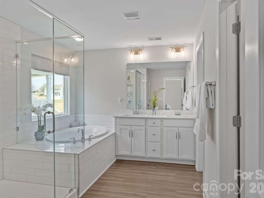 154 Cotton Field Drive, Statesville, NC 28677.  MLS# CAR4358774, YatesRealty ID 14724. Primary bath