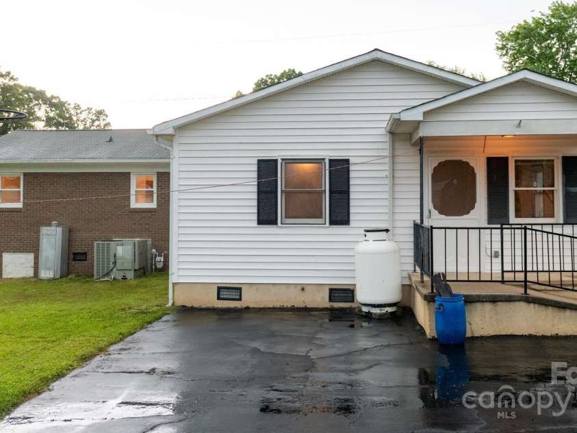 2212 10th Avenue, Hickory, NC 28601.  MLS# CAR4260965, YatesRealty ID 14724. Back.