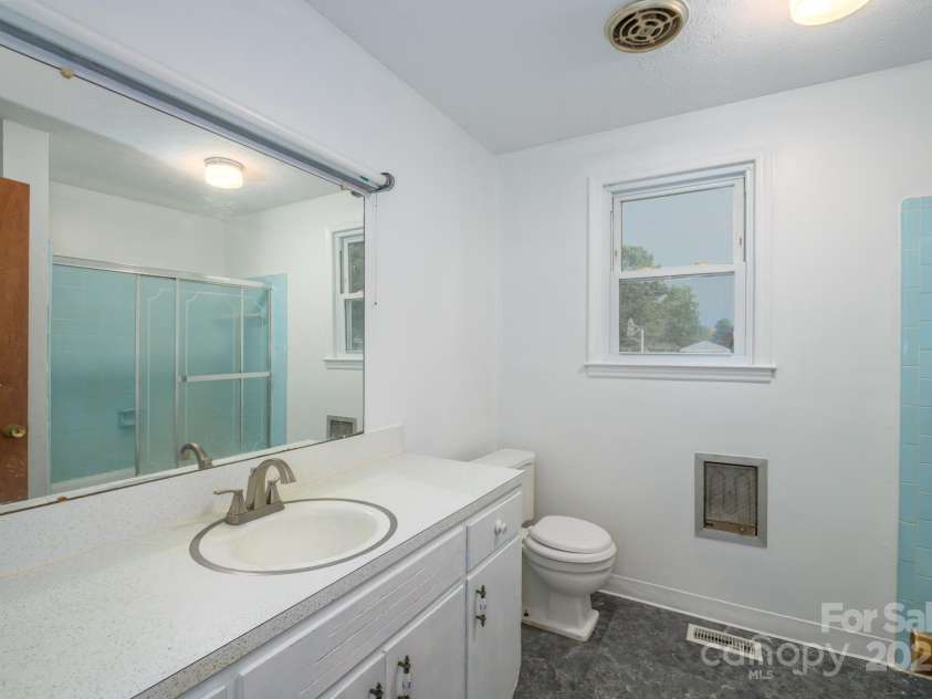 2212 10th Avenue, Hickory, NC 28601.  MLS# CAR4260965, YatesRealty ID 14724. Bathroom 1