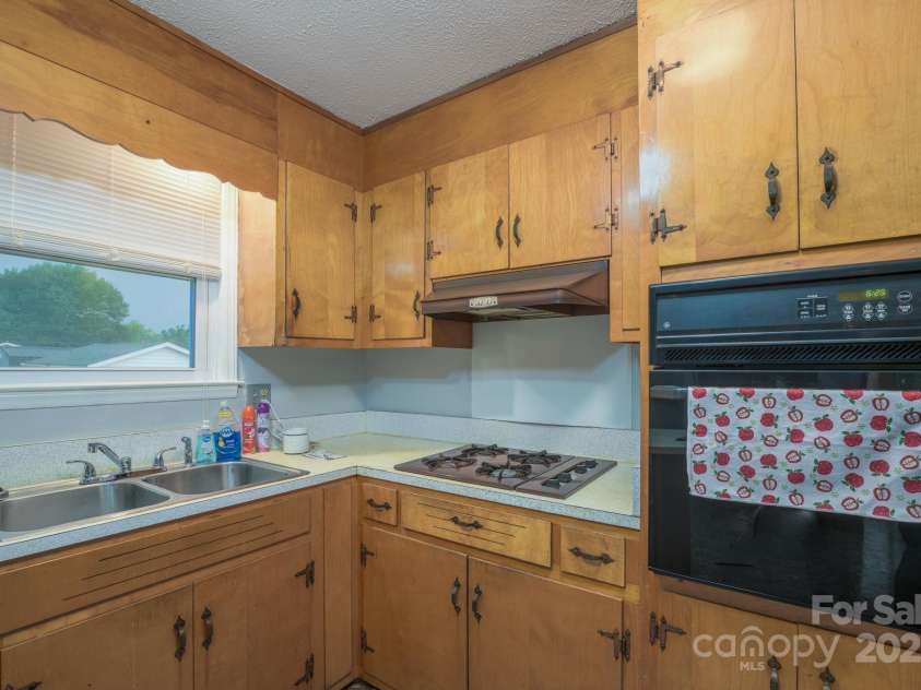 2212 10th Avenue, Hickory, NC 28601.  MLS# CAR4260965, YatesRealty ID 14724. Kitchen