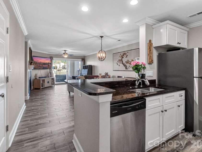 18695 Vineyard Point Lane, Cornelius, NC 28031.  MLS# CAR4350296, YatesRealty ID 14726. 