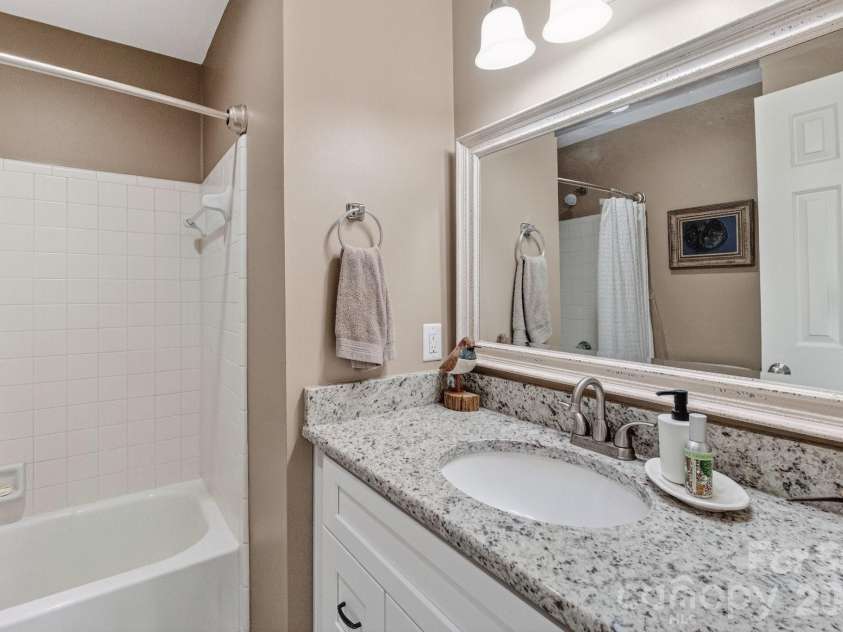 18695 Vineyard Point Lane, Cornelius, NC 28031.  MLS# CAR4350296, YatesRealty ID 14726. 