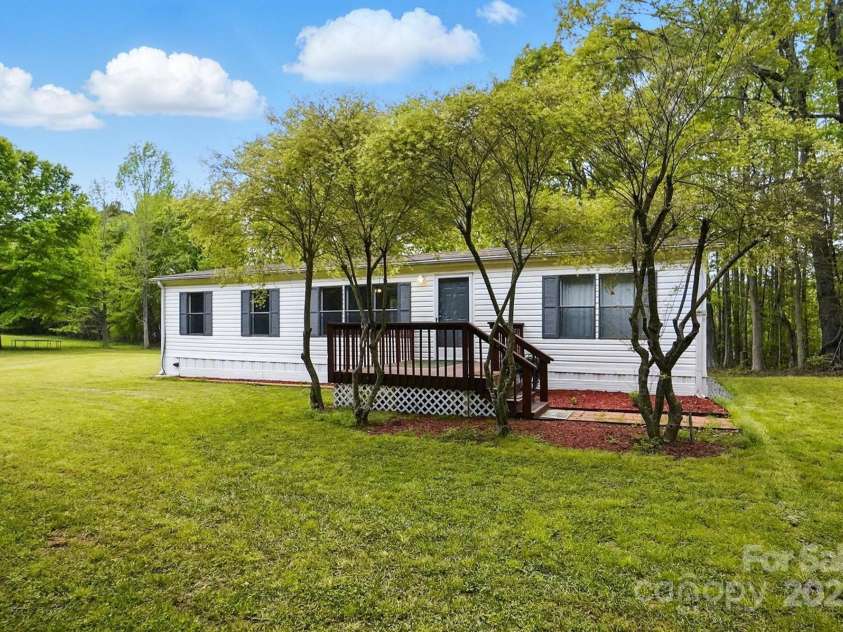 621 Harper Davis Road, Lake Wylie, SC 29710.  MLS# CAR4247083, YatesRealty ID 14726. Welcome Home to 621 Harper Davis Rd