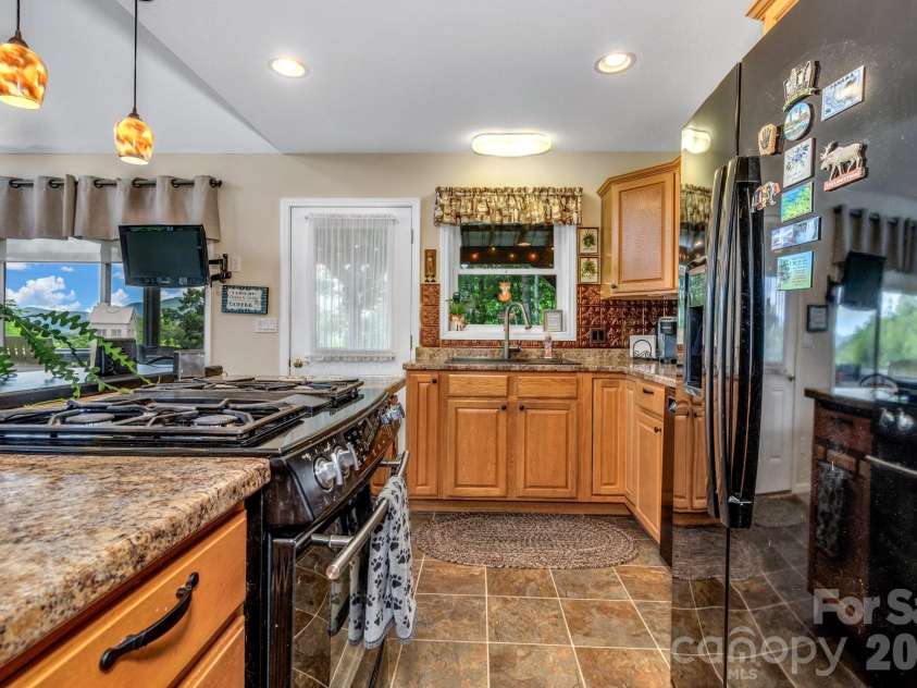305 Majestic Mountain Drive, Burnsville, NC 28714.  MLS# CAR4388956, YatesRealty ID 14727. 