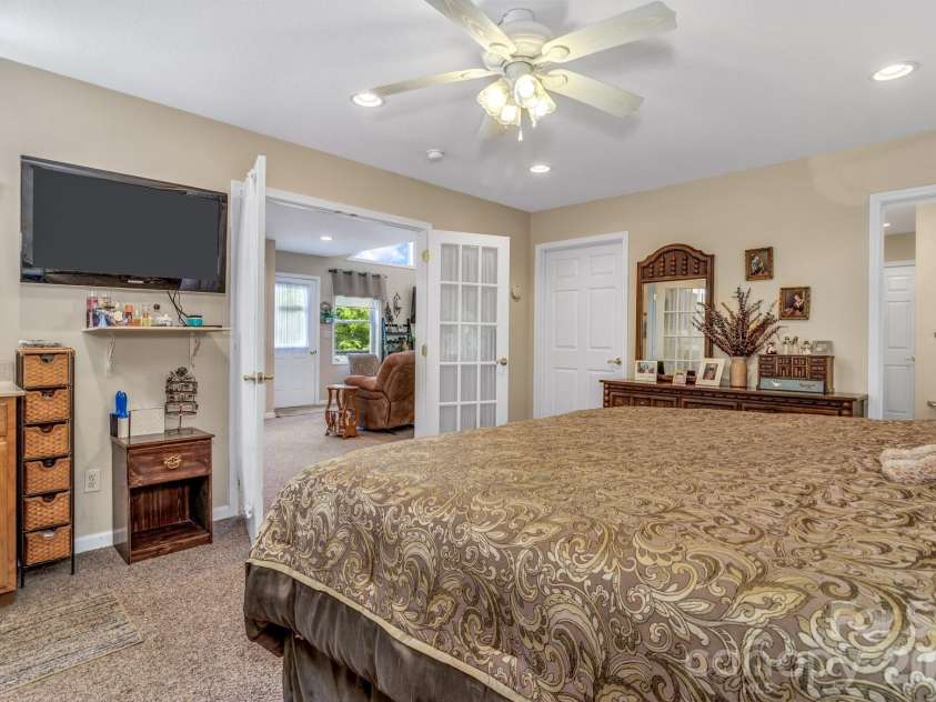 305 Majestic Mountain Drive, Burnsville, NC 28714.  MLS# CAR4388956, YatesRealty ID 14727. 
