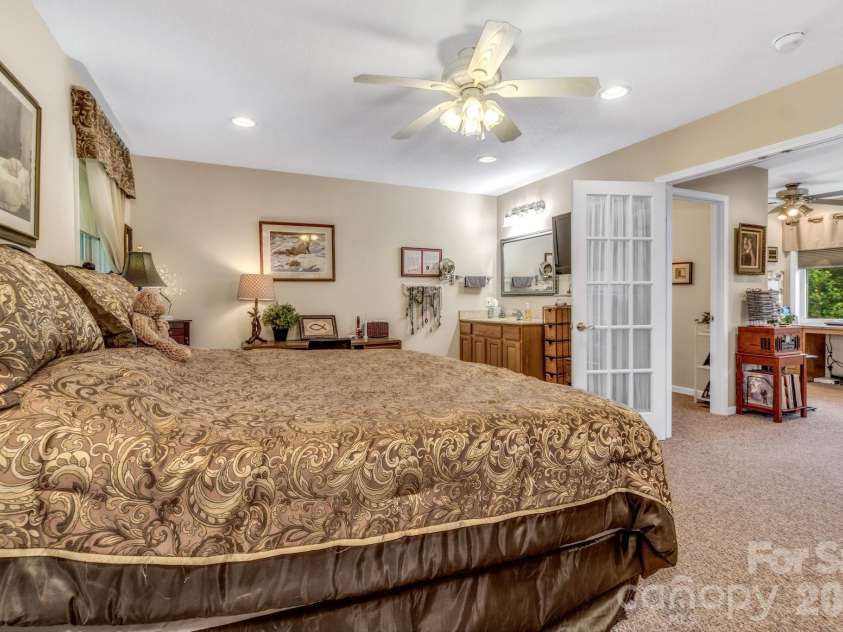 305 Majestic Mountain Drive, Burnsville, NC 28714.  MLS# CAR4388956, YatesRealty ID 14727. 