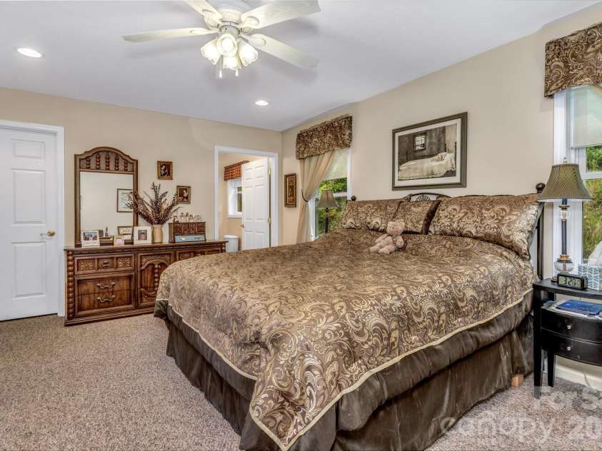 305 Majestic Mountain Drive, Burnsville, NC 28714.  MLS# CAR4388956, YatesRealty ID 14727. 